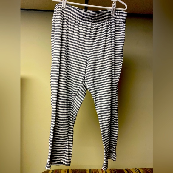 Liz Claiborne Women’s Pajama Set - Picture 2 of 4